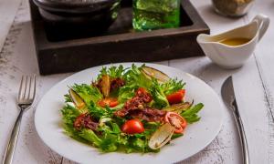 Pastırma salatası: erkek tatili Lezzetli pastırma salataları için tarifler