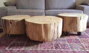Una mesa de madera cortada con sierra: una opción original para interiores domésticos y rurales.