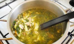 Суп со шпинатом и яйцом Блюдо из замороженного овоща